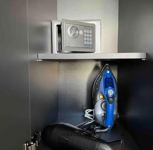 Lejlighed New! High-street Stylish Flat *